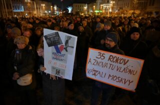 Občianska spoločnosť si nenechá vziať 17. november, Nežnú revolúciu si pripomenuli aj v Paríži (foto)